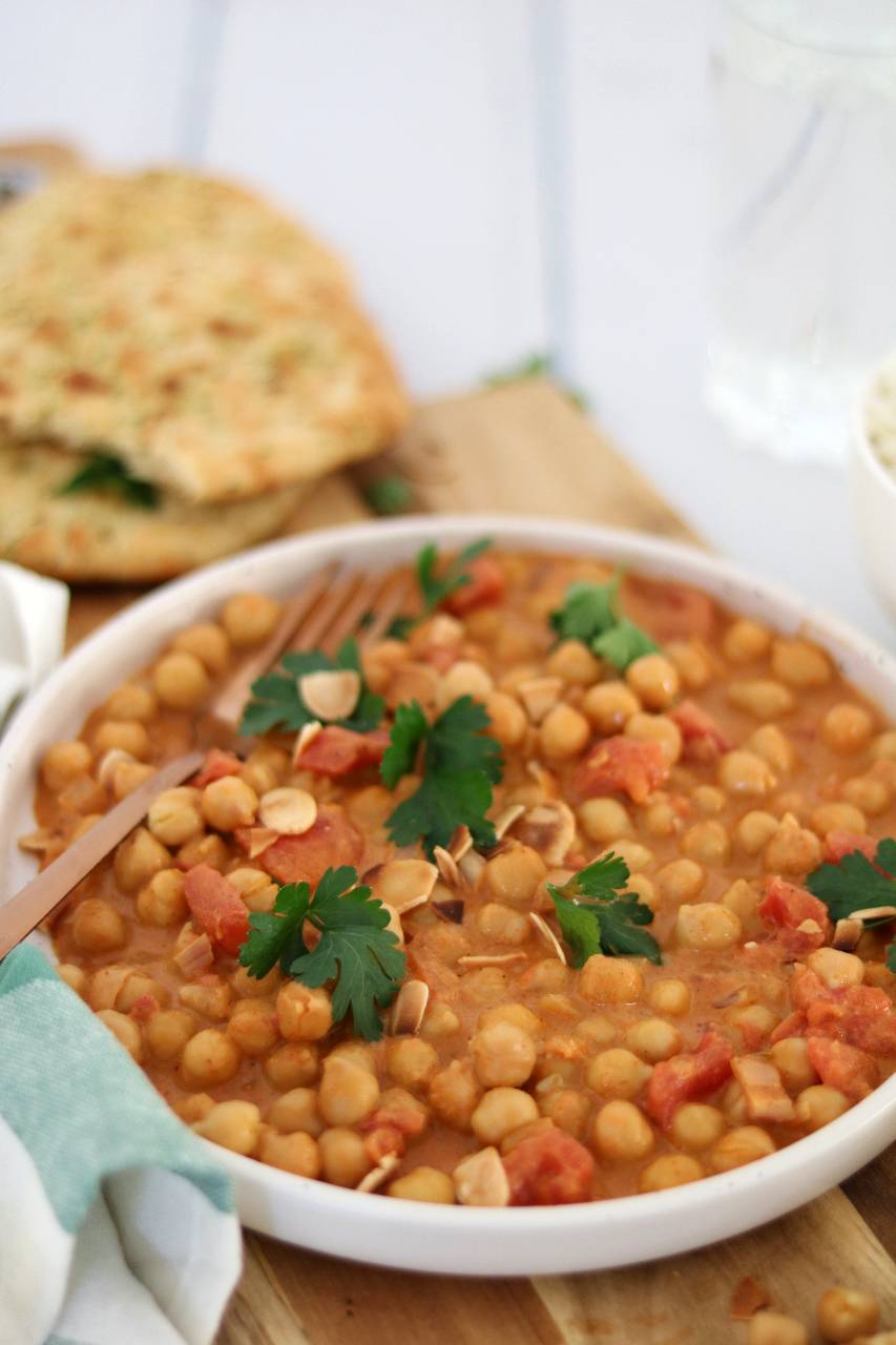 Kikkererwten curry een makkelijk vegetarisch recept dat binnen 15 minuten op tafel staat en geschikt is voor het hele gezin. 