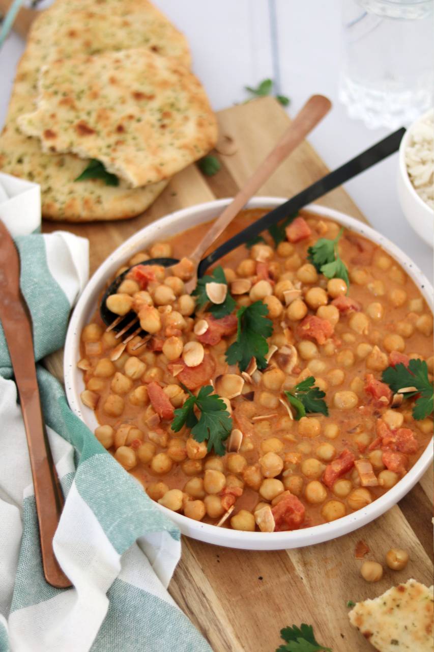 Een curry met kikkererwten en naan. Dit vegetarische recept staat binnen 15 minuten op tafel en is geschikt voor het hele gezin. 