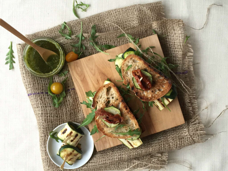 Sandwich gegrilde courgette met pesto