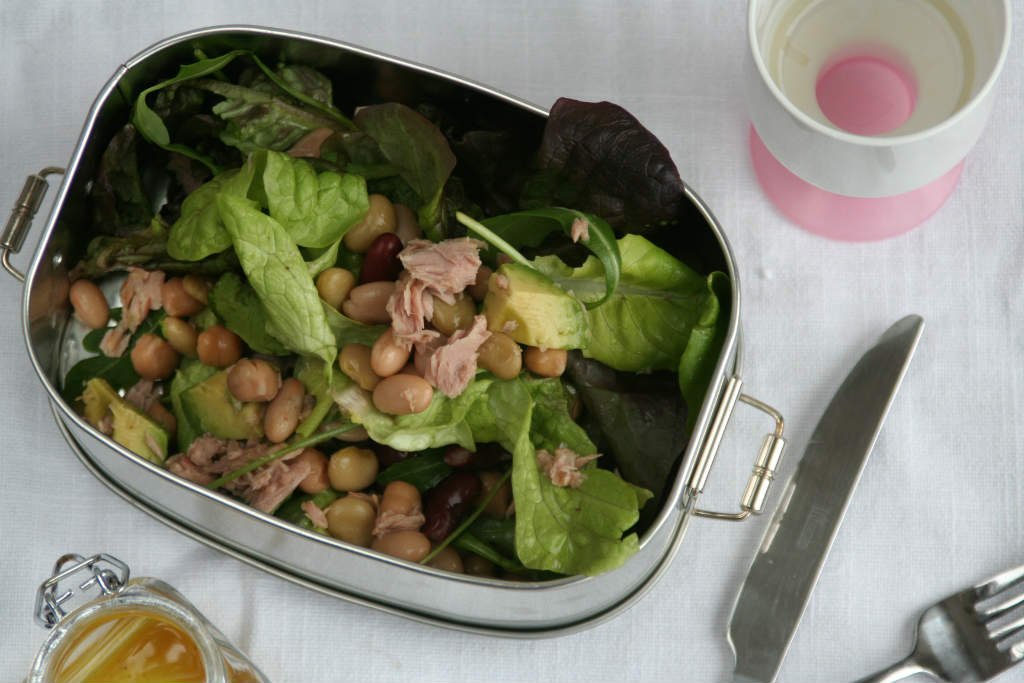 Snelle gezonde lunchsalade met peulvruchten