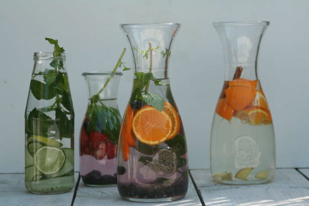 4x fruitwater recepten. Combineer groente, fruit en kruiden en maak eenvoudig zelf een soort van limonade. Het zijn lekkere dorstlessende drankjes voor de zomer.