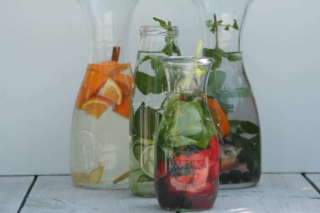 4x fruitwater recepten. Combineer groente, fruit en kruiden en maak eenvoudig zelf een soort van limonade. Een lekker verfrissend drankje voor de zomer.