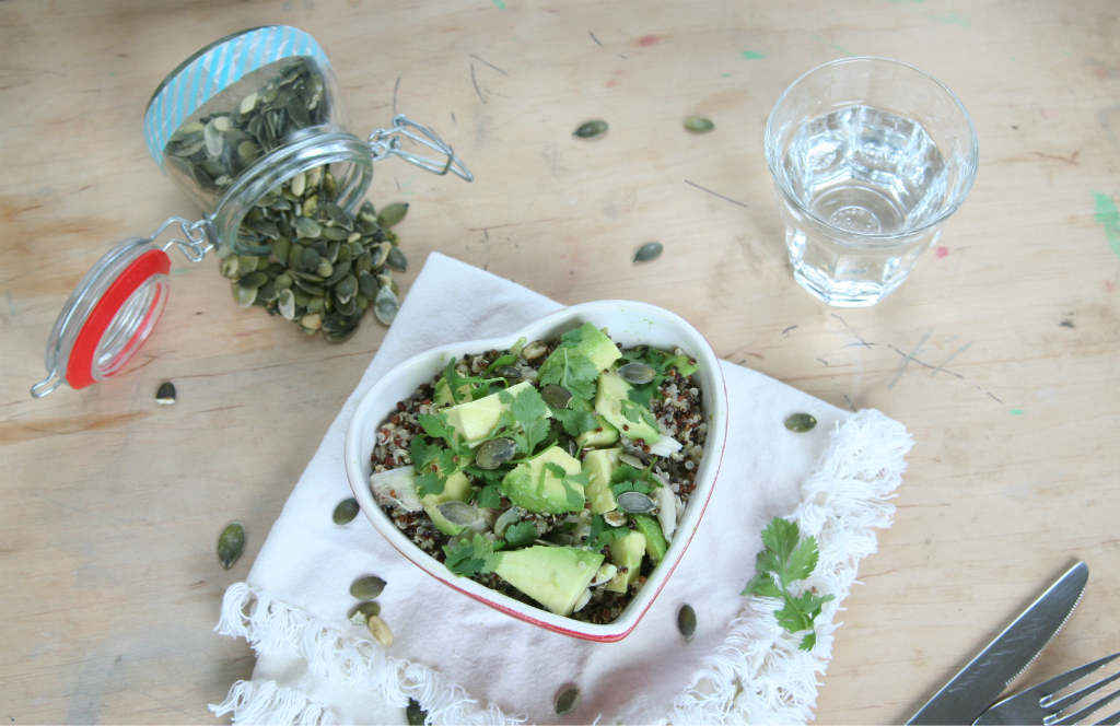 Quinoa met avocado en makreel