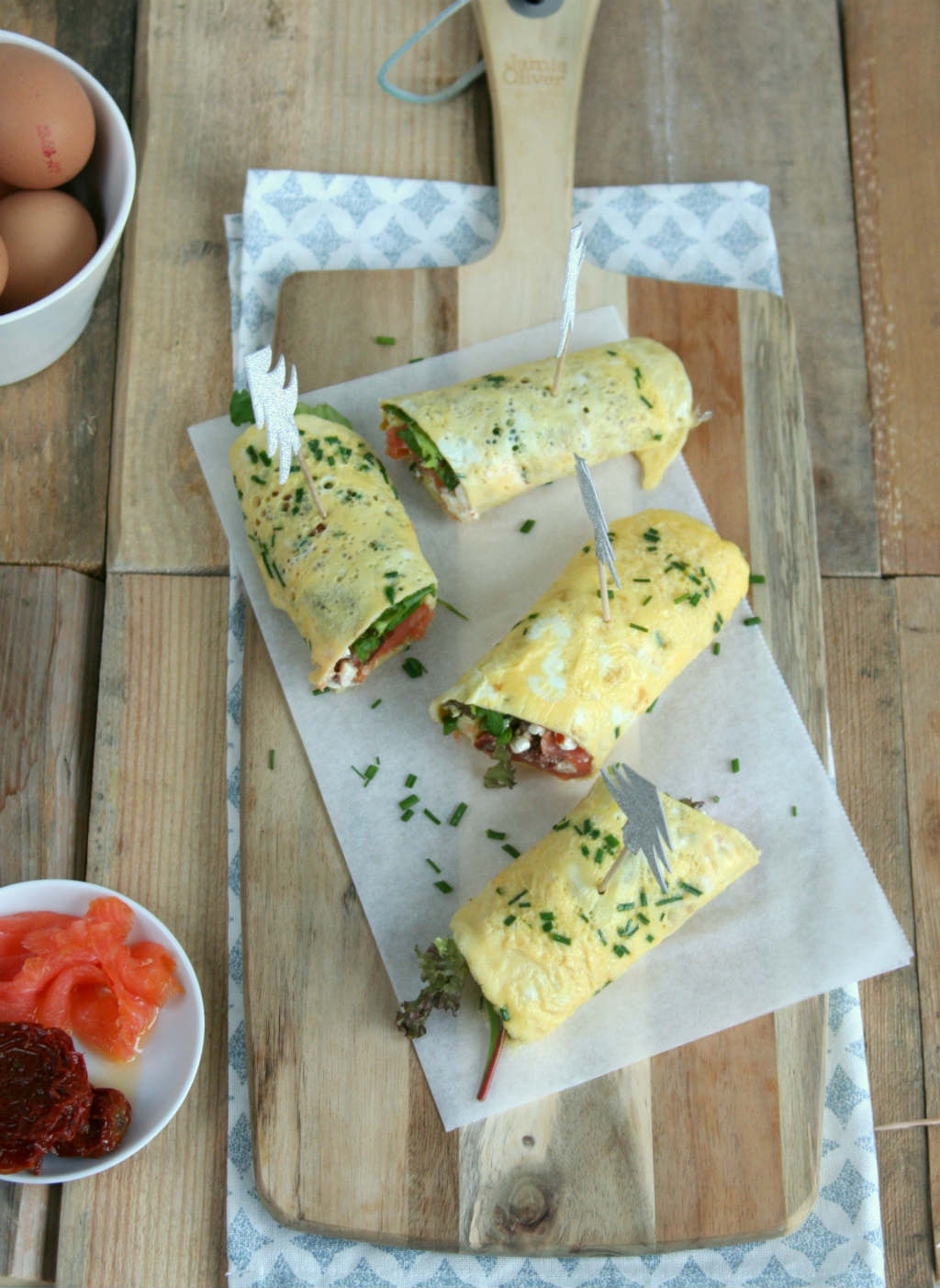 Een omelet wrap met zalm. Een eiwitrijke lunch zodat je niet de hele dag blijft snaaien. En feestelijk door ingrediënten en prikker.