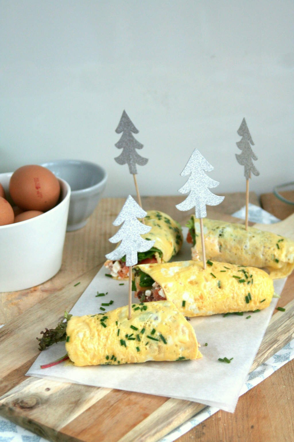 Een omelet wrap met zalm. Een eiwitrijke lunch zodat je niet de hele dag blijft snaaien. En feestelijk door ingrediënten en prikker.
