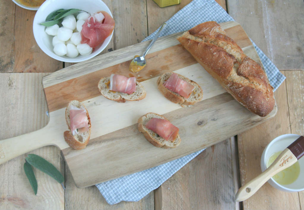 Crostini rauwe ham met salie en mozzarella
