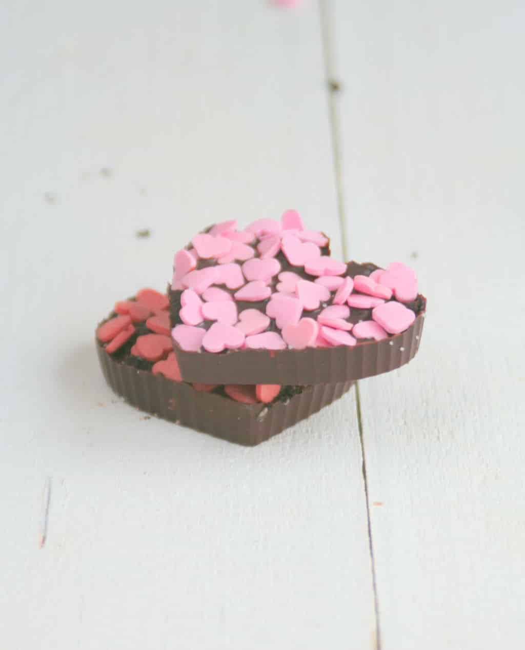 Oreo chocolade hartjes voor wat extra romantiek met Valentijn. Makkelijk en snel gemaakt met slechts 3 ingrediënten. Zien ze er niet schattig uit? #valentijn