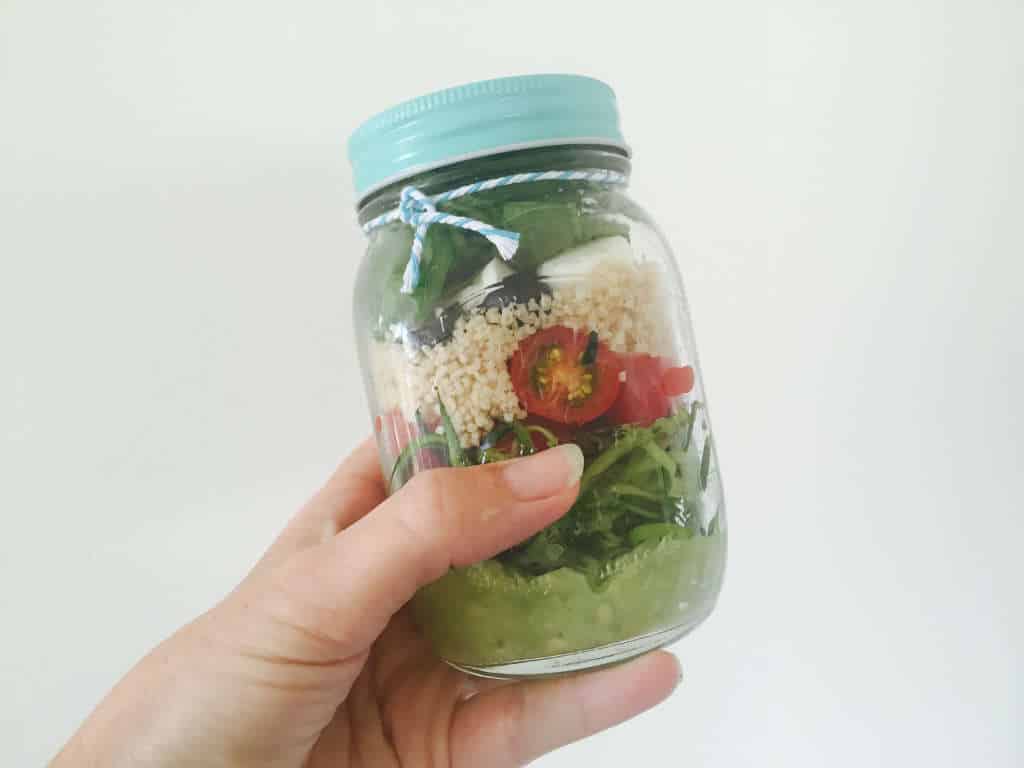 gezonde lunch salade in een pot