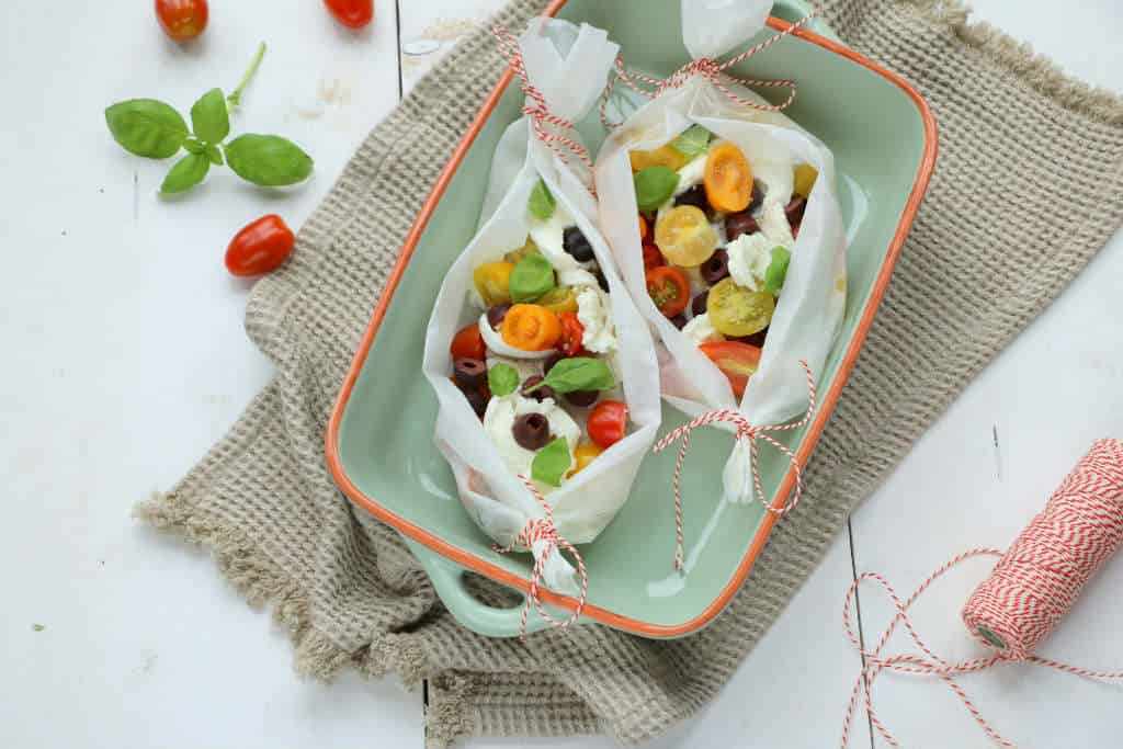 Met de kabeljauw uit de oven Jamie Oliver style maak je heerlijke vispakketjes met tomaat, mozzarella en olijven die je kunt aanpassen per persoon.