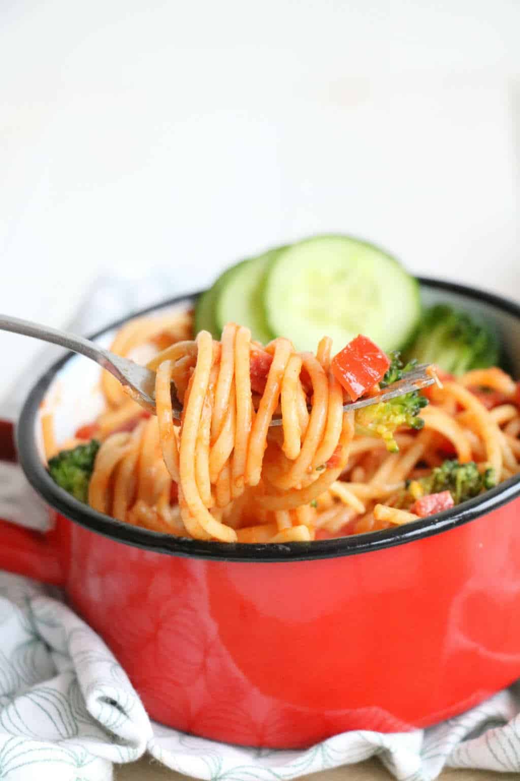 Spaghetti met salami en broccoli