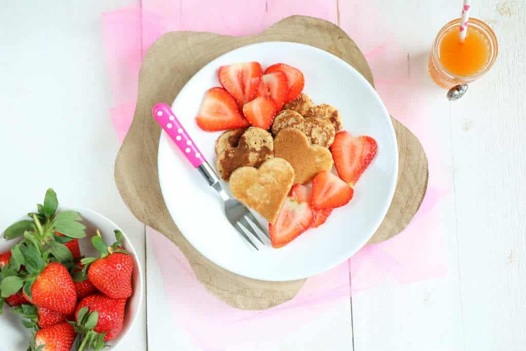 Yoghurt pannenkoeken met gemarineerde aardbeien. Voor een feestontbijt of gewoon omdat het kan. Geniet van je verwenontbijt.