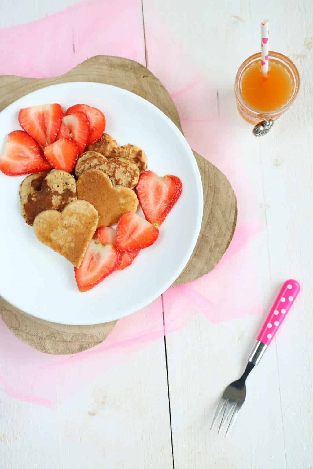 Yoghurt pannenkoeken met gemarineerde aardbeien. Voor een feestontbijt of gewoon omdat het kan. Geniet van je verwenontbijt.