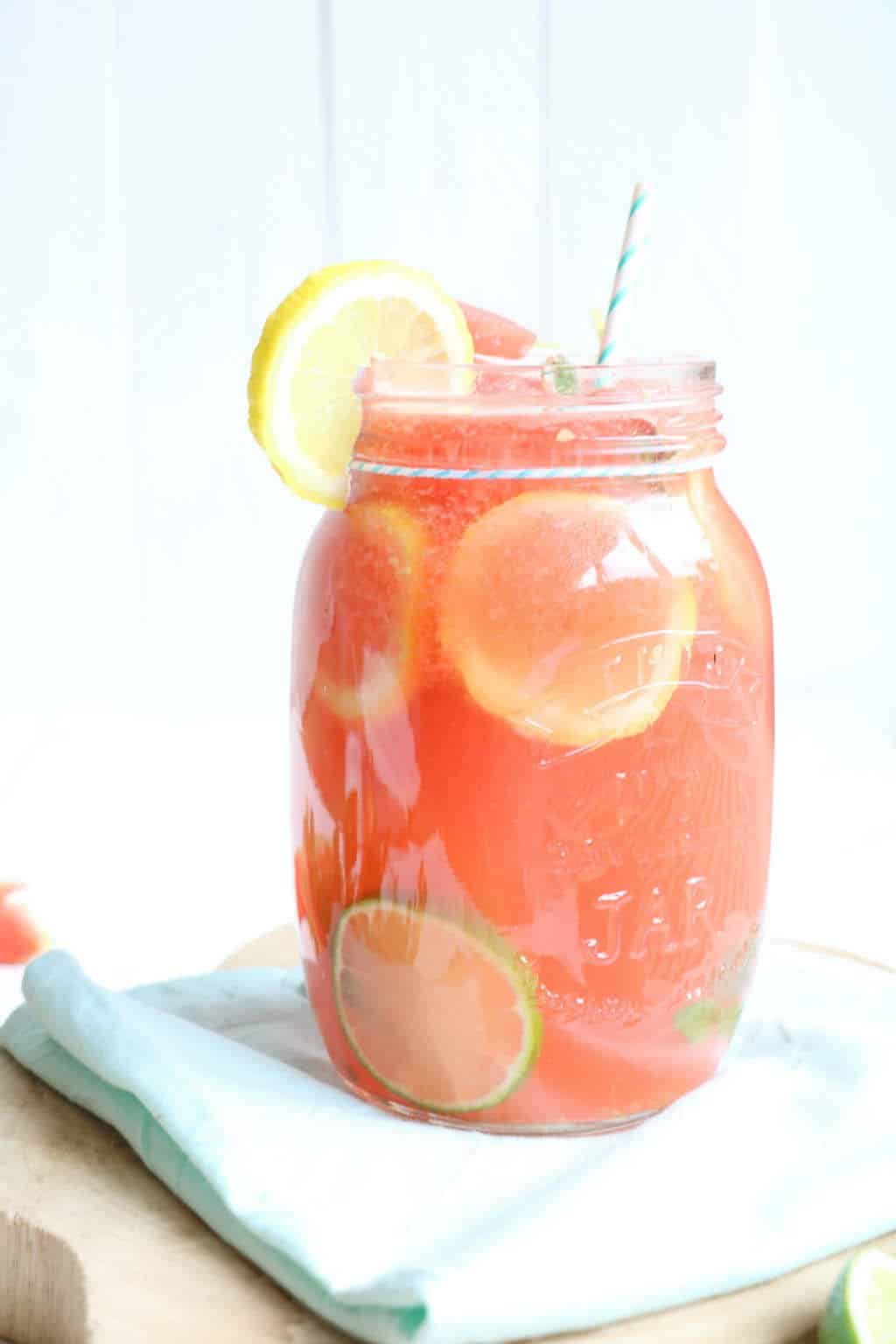 De watermeloen limonade is een lekker verfrissend zomers drankje van uiteraard watermeloen, limoen, water en eventueel munt en ijsklontjes.