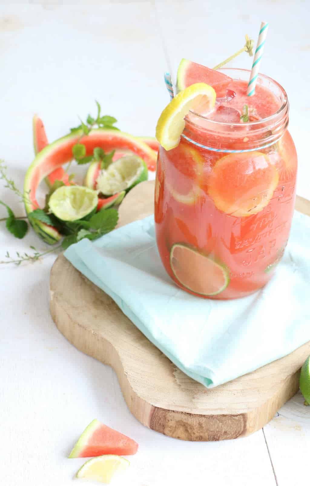 De watermeloen limonade is een lekker verfrissend zomers drankje van uiteraard watermeloen, limoen, water en eventueel munt en ijsklontjes.