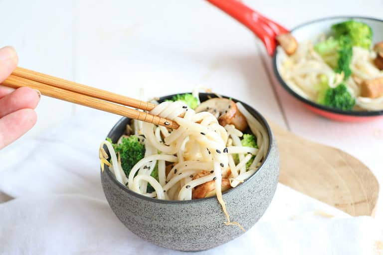 Noedels met groente en kip