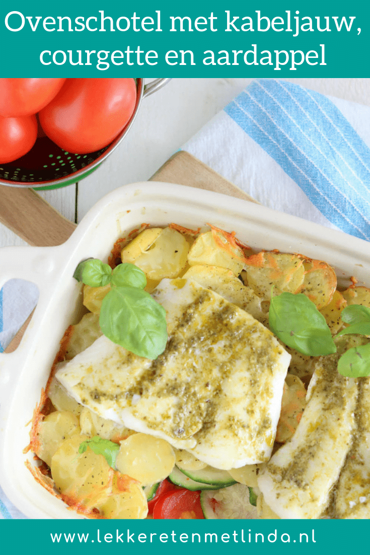 Een makkelijke maaltijd: ovenschotel met kabeljauw, courgette, tomaat en aardappelschijfjes. De vis wordt ingesmeerd met pesto. Yum!