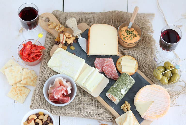 Feestelijke borrelplank met kaas, worst en wijn