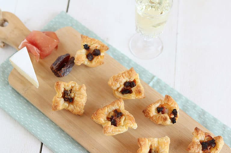 Bladerdeeghapjes met serranoham en brie
