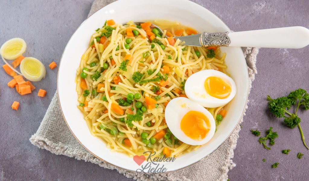 Noodle soep met verse groenten