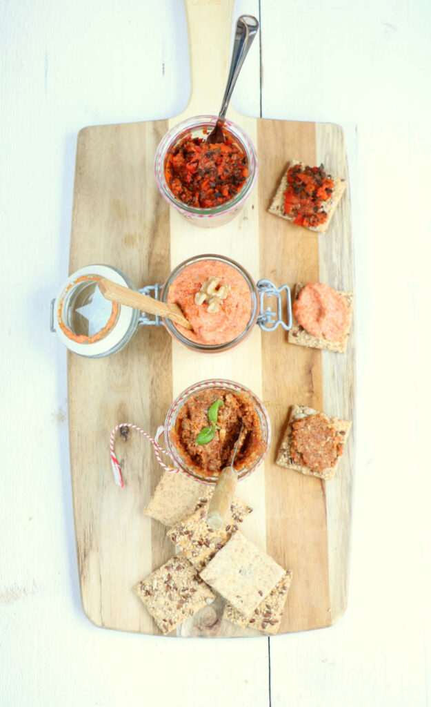 Borrelen en het weekend horen bij elkaar. Op borrelplank staan 3 smeersels voor bij de borrel: een paprika spread, rode pesto en paprika tapenade.