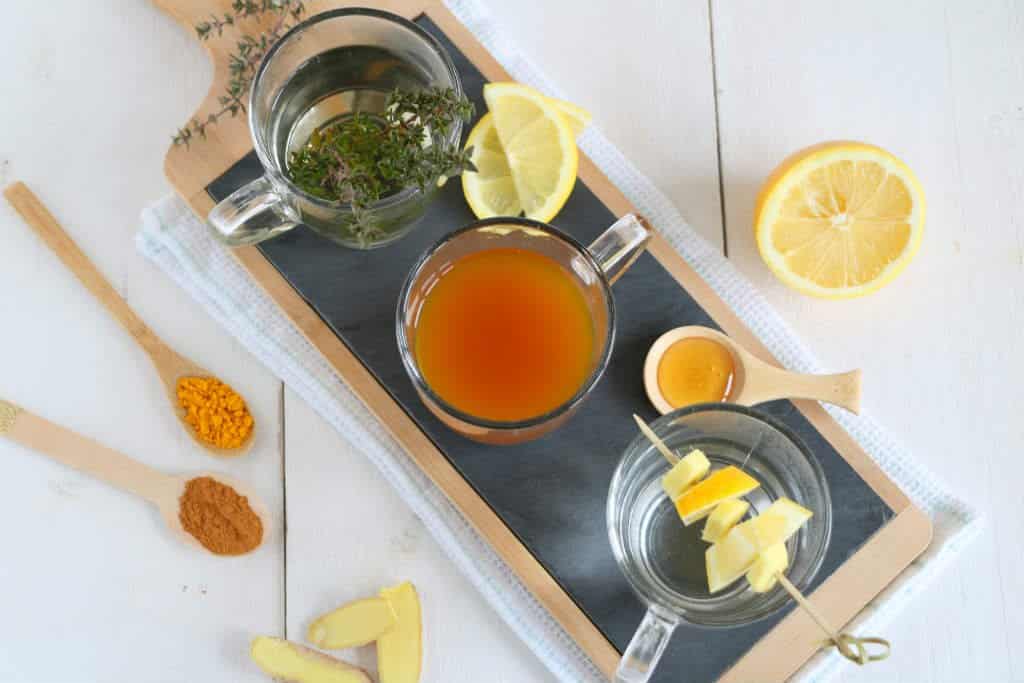 Drie verschillende soorten thee tegen verkoudheid van een gember citroen thee, tijm honing thee en een bijzondere kurkuma kaneel thee.