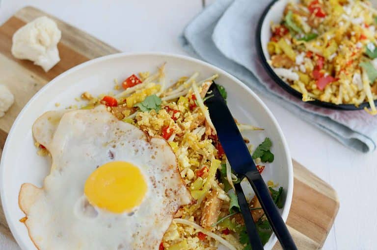Blomekool nasi met ei. Voor als je graag meer groente wilt eten of minder koolhydraten dan is dit recept van bloemkool nasi met ei een uitkomst. Je mist de rijst niet eens.