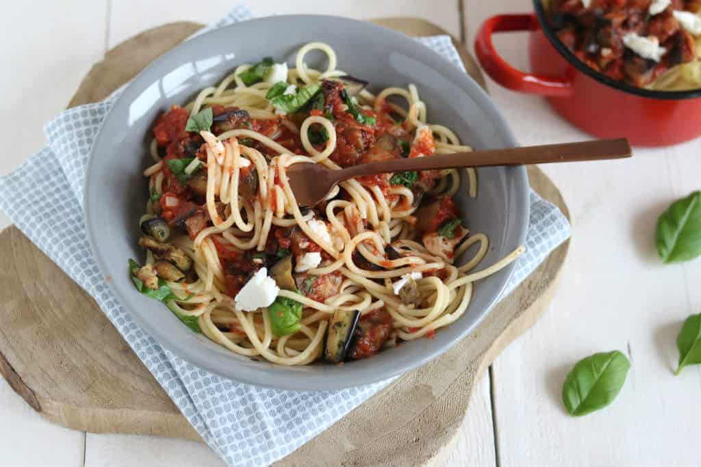Spaghetti alla norma. Een vegetarische pasta saus met aubergines en mozzarella