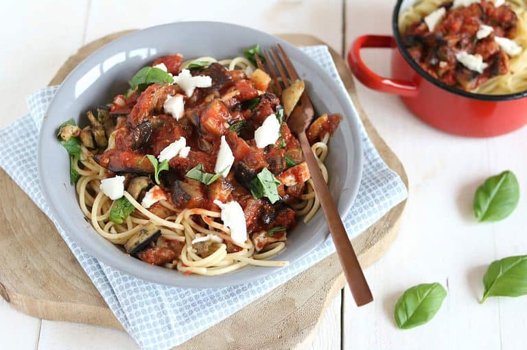 Spaghetti alla norma. Een vegetarische pasta saus met aubergines en mozzarella