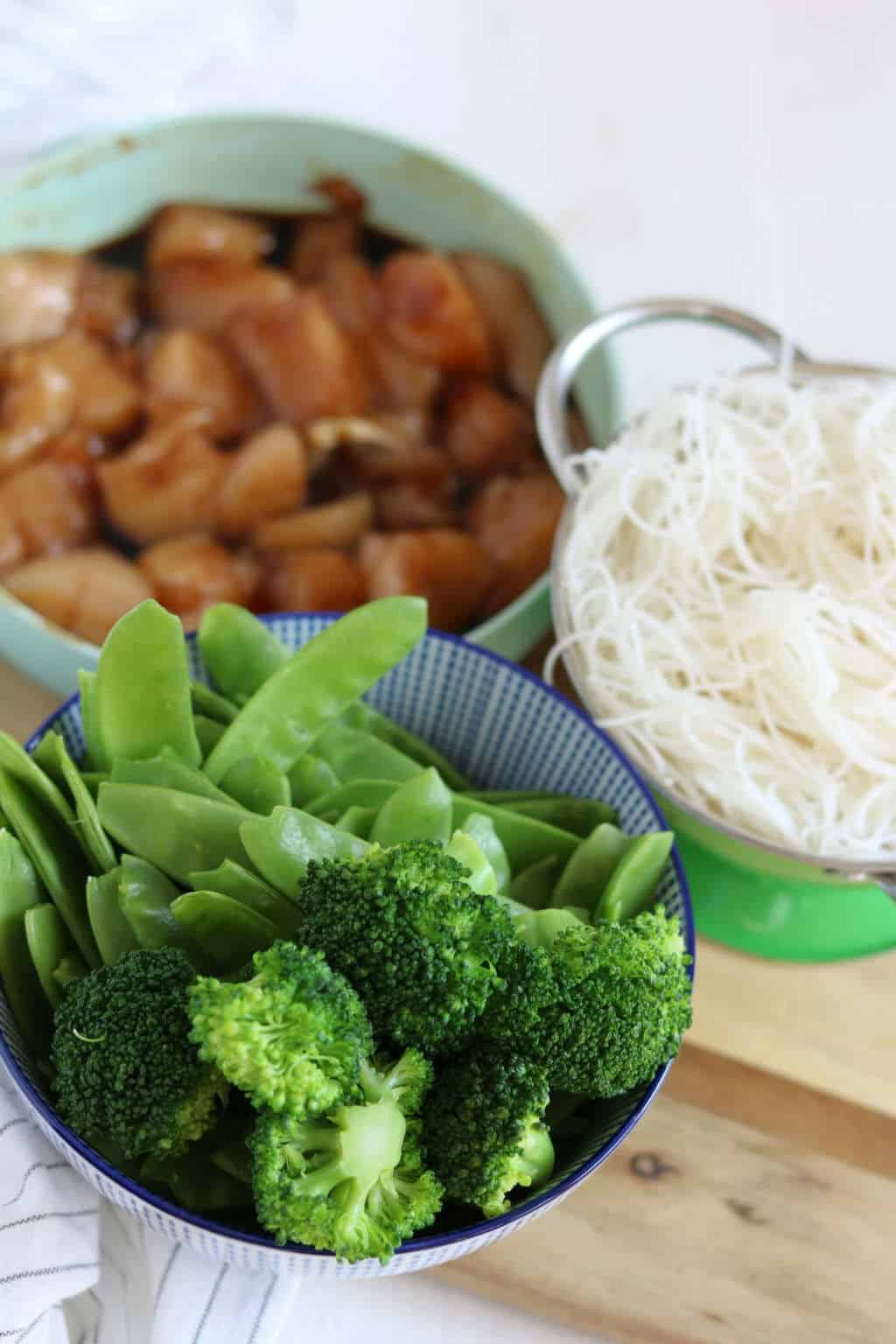 Mihoen met kip en broccoli. Een makkelijke maaltijd voor doordeweeks. 