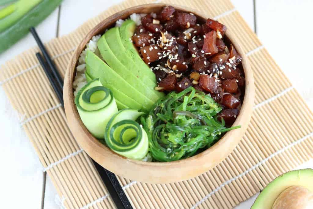 De ideale makkelijke maaltijd op de vrijdag: een poké bowl met tonijn, avocado en zeewier. De marinade is goddelijk en dat wil je echt geprobeerd hebben. #vis #tonijn