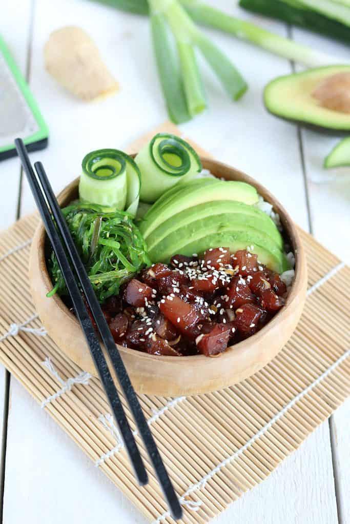 poke bowl met tonijn, avocado en zeewier