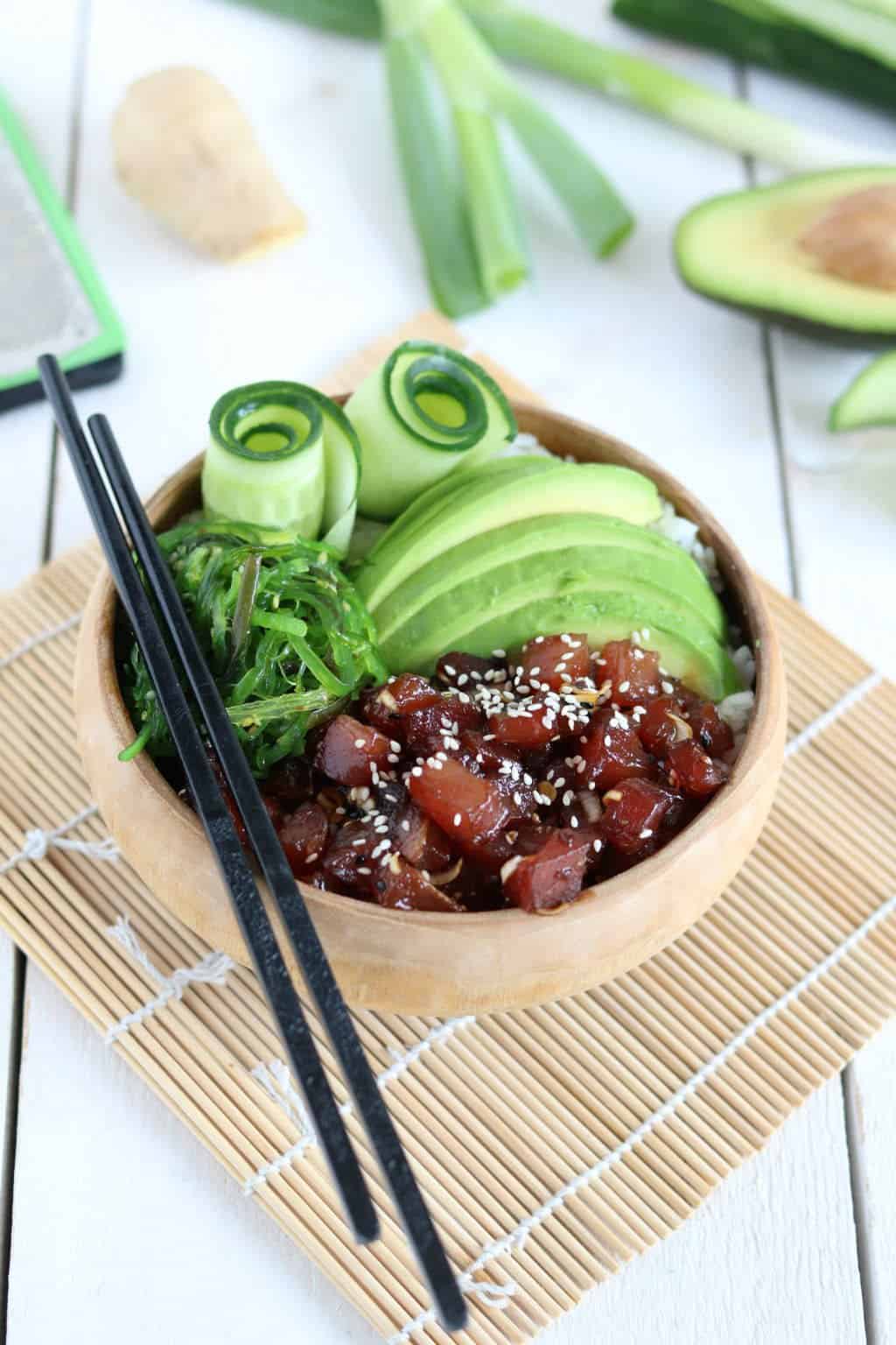 De ideale makkelijke maaltijd op de vrijdag: een poké bowl met tonijn, avocado en zeewier. De marinade is goddelijk en dat wil je echt geprobeerd hebben. #vis #tonijn 
