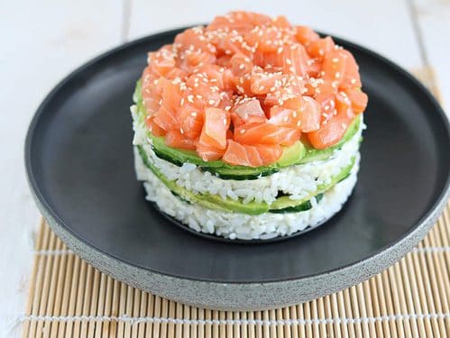 Sushi taart. Het ziet er spectaculair uit en is makkelijk om te maken.