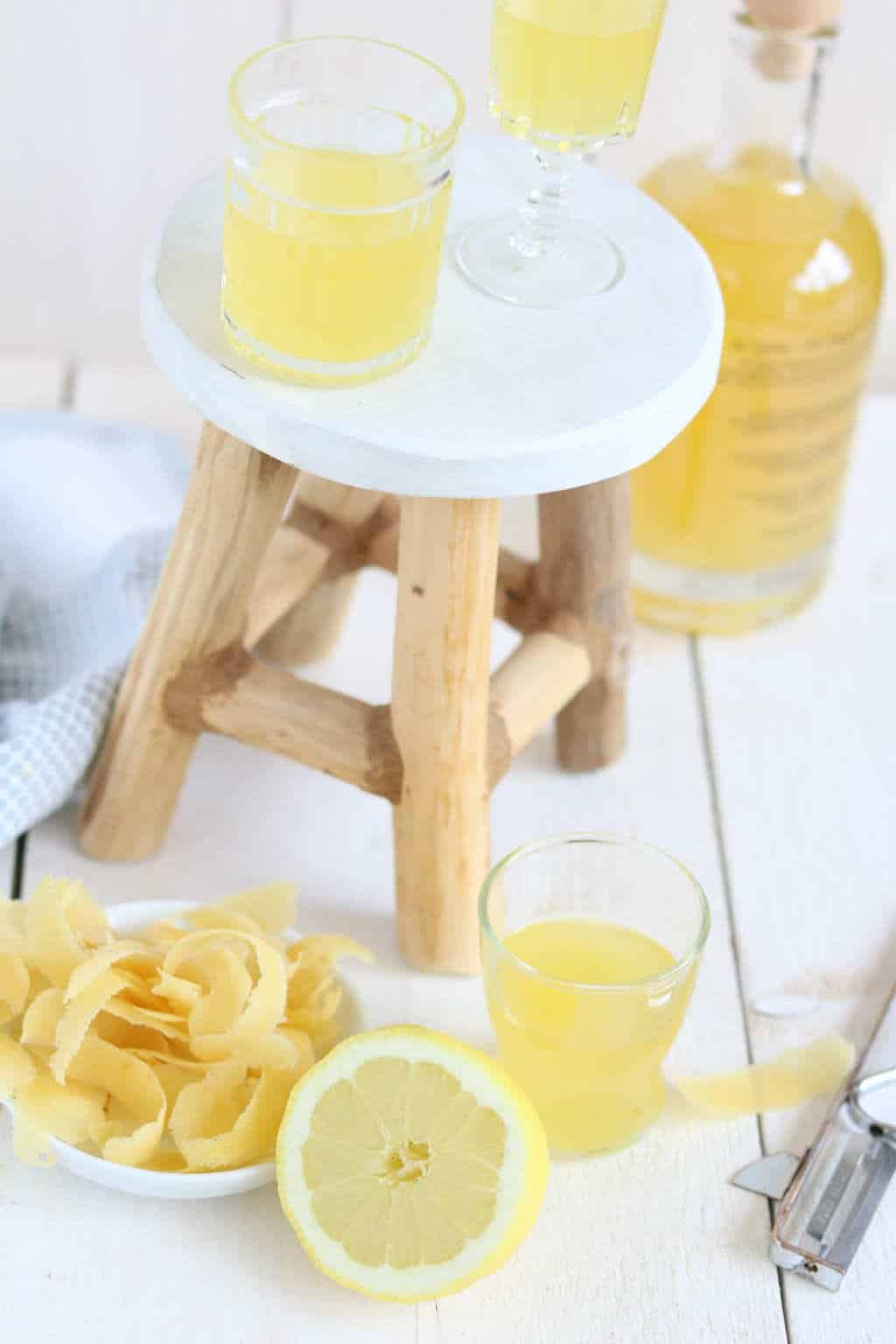 Zelf limoncello maken met alchohol, citroenen en suiker. Je eigen likeur maken is niet moeilijk. Je hebt alleen geduld nodig.