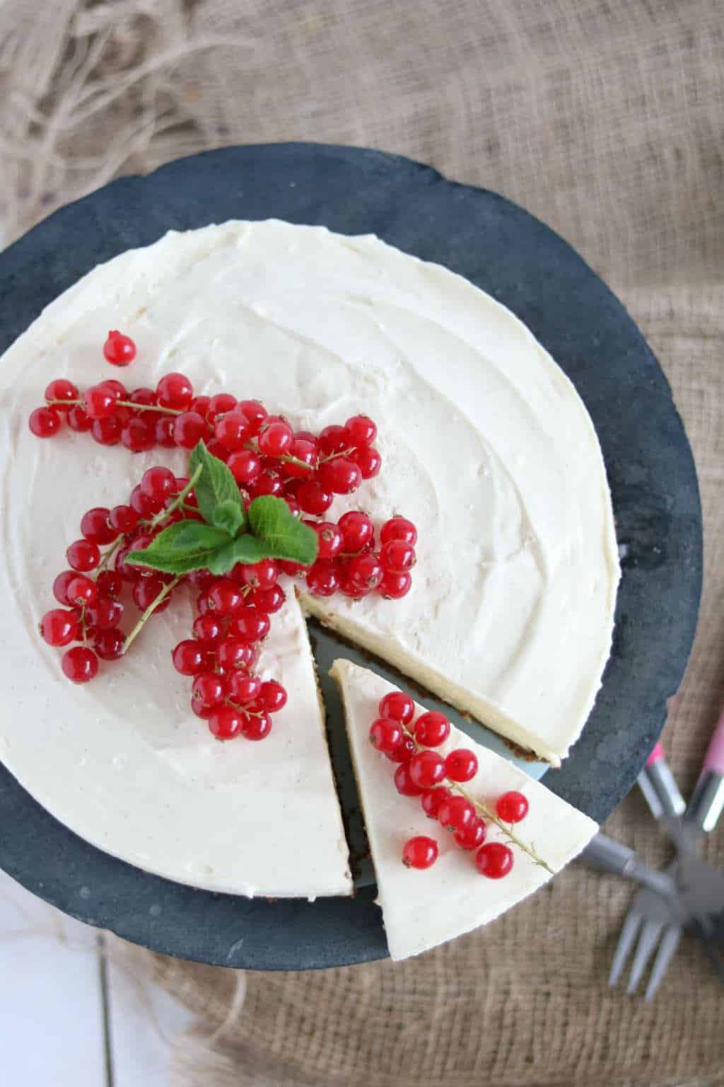 Witte chocolade cheesecake, een spetterend dessert voor elk diner. Geheel van te voren te bereiden. #cheesecake