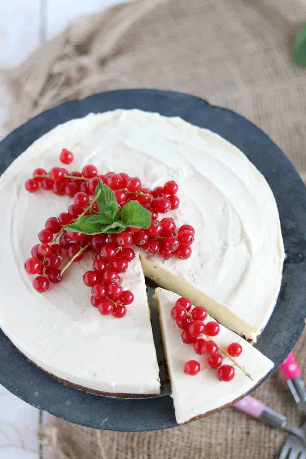 Witte chocolade cheesecake, een spetterend dessert voor elk diner. Geheel van te voren te bereiden. #cheesecake