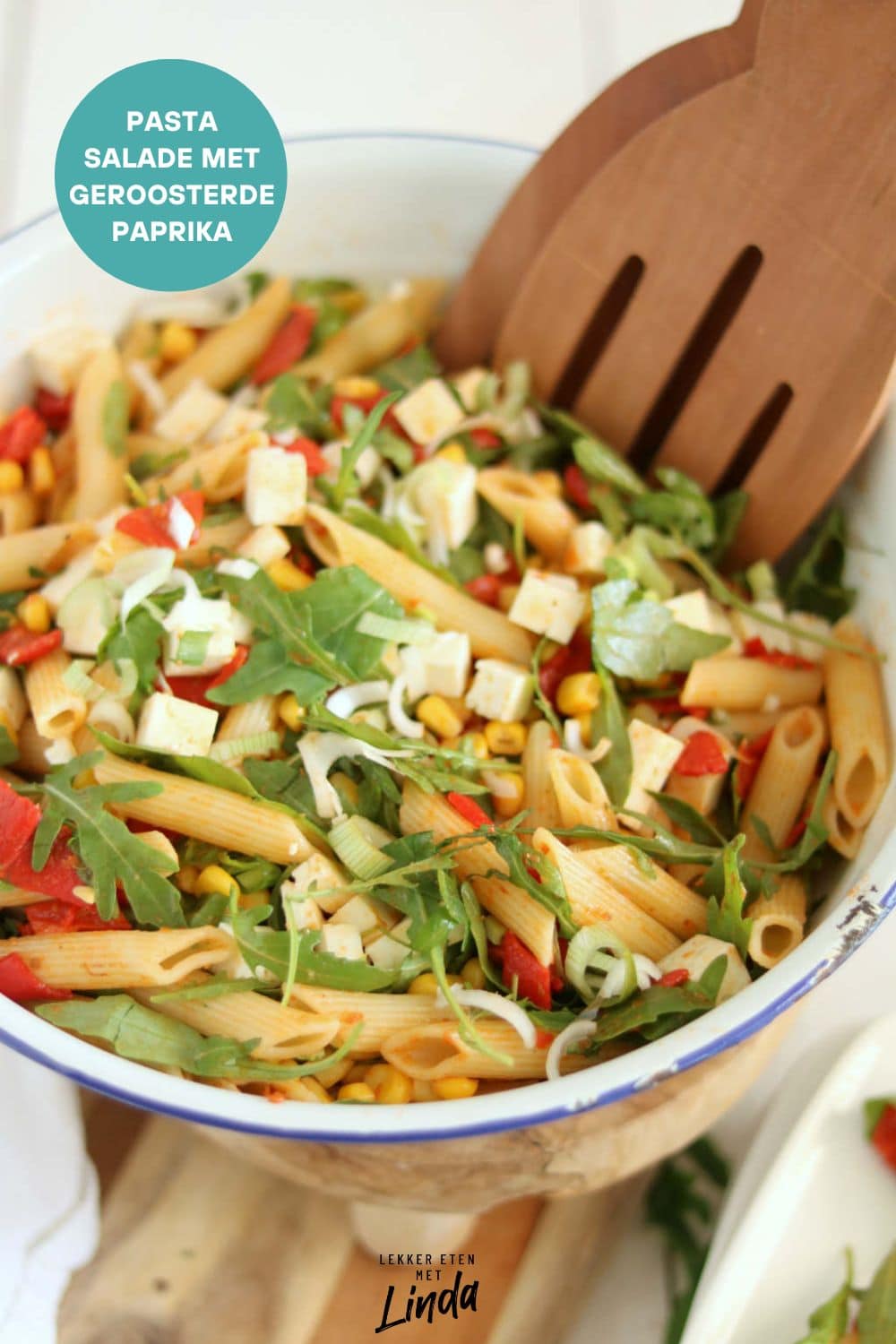 Pasta salade met geroosterde paprika en kip