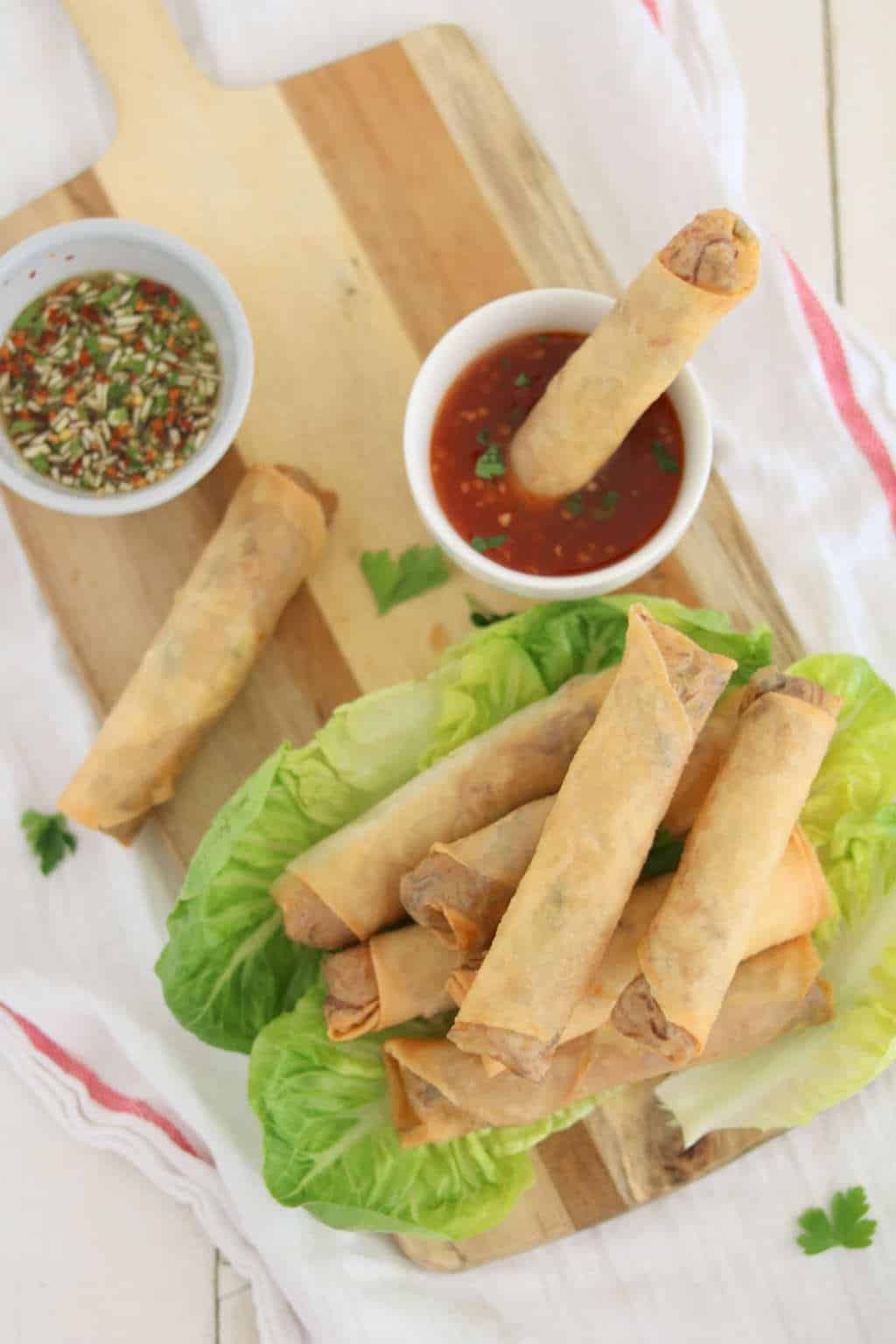 Zelf Vietnamese loempia's maken is makkelijker dan je denkt. Ik neem je mee in stap voor stap foto's, iedereen kan dit recept maken. Maak er ook een loempia saus bij of de Vietnamese dipsaus nuoc cham. #sp