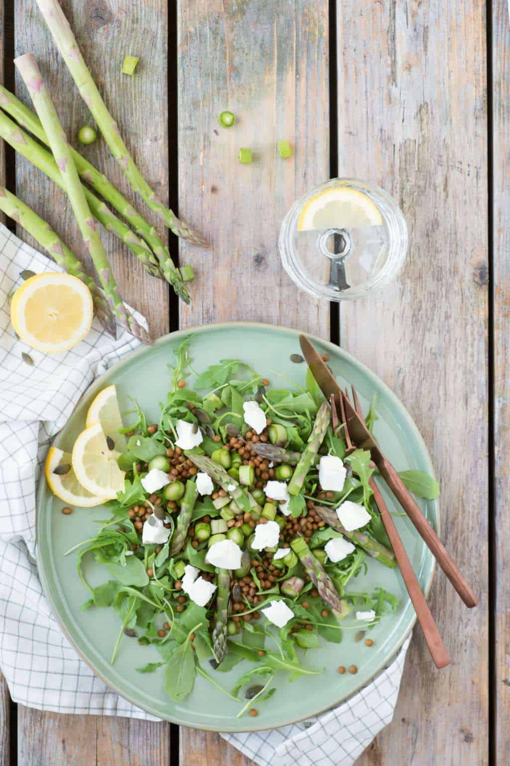 Een lichte maaltijd salade met groene asperges en geitenkaas. Binnen 20 minuten zet je een voedzame maaltijd op tafel zonder te koken! 