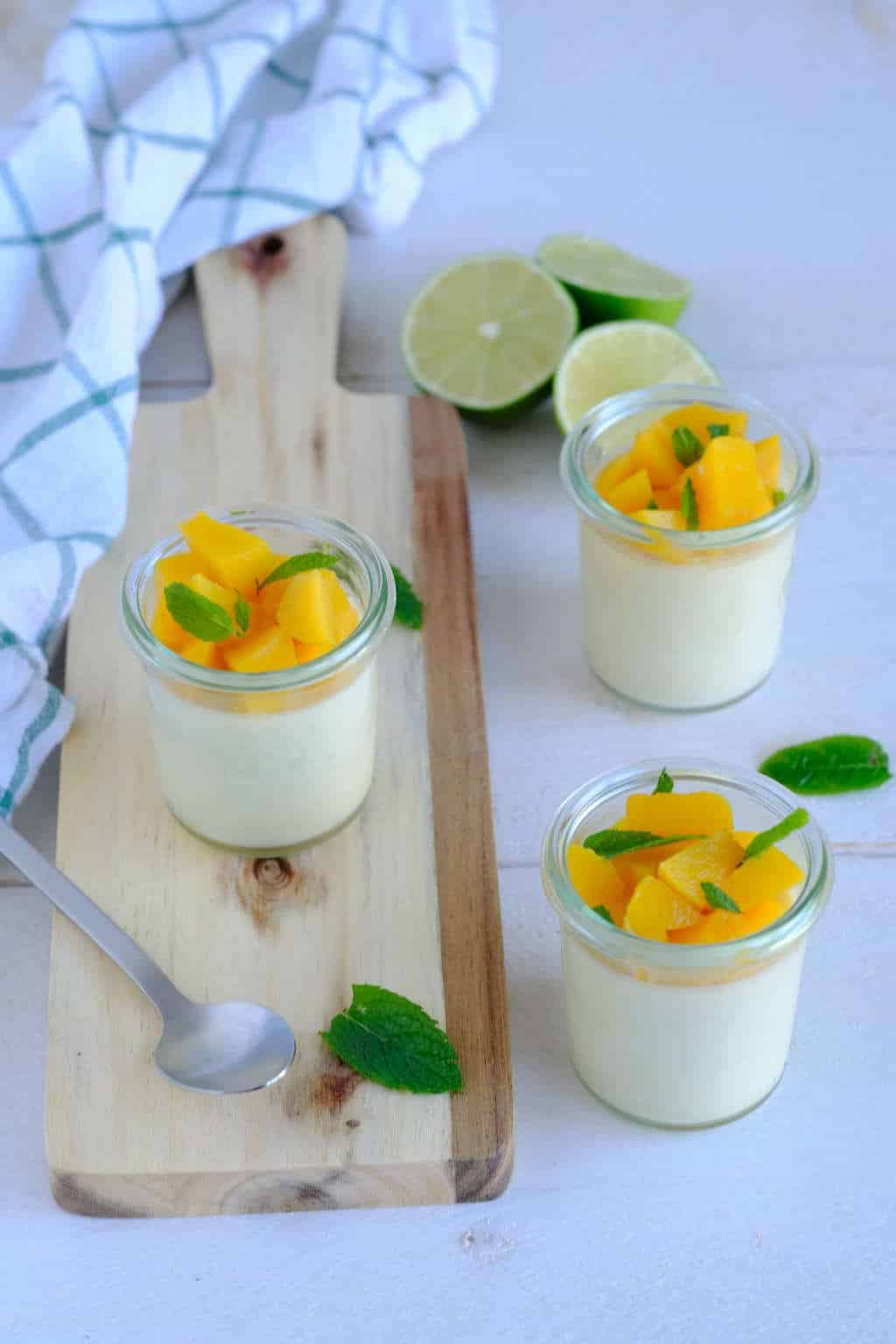 Kokos limoen panna cotta. Zo kun je lekker genieten van een lactosevrij dessert.