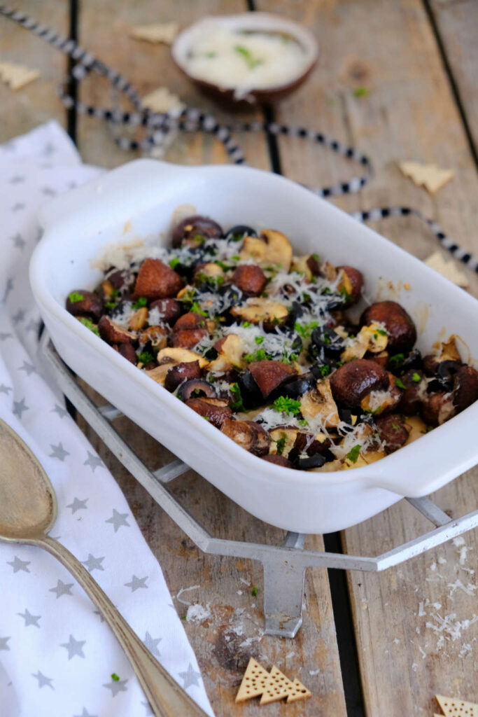 Geroosterde champignons uit de oven. Een heerlijks smakelijk bijgerecht voor bij vlees, vis of vega. Dit recept kan niet mislukken.