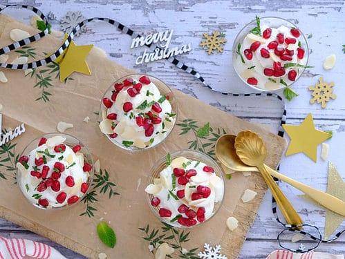 Italiaanse hangop maak je met volle yoghurt en ricotta. Dit toetje bereid je makkelijk voor tijdens kerst of diner. Lekkker met koek, munt en granaatappel.