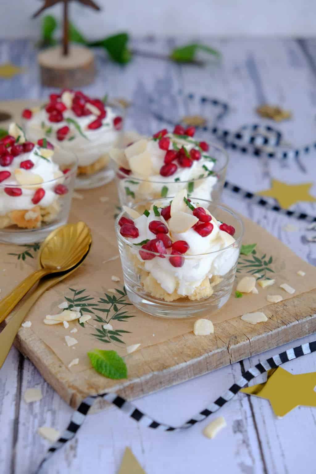 Italiaanse hangop maak je met volle yoghurt en ricotta. Dit toetje bereid je makkelijk voor tijdens kerst of diner. Lekkker met koek, munt en granaatappel.