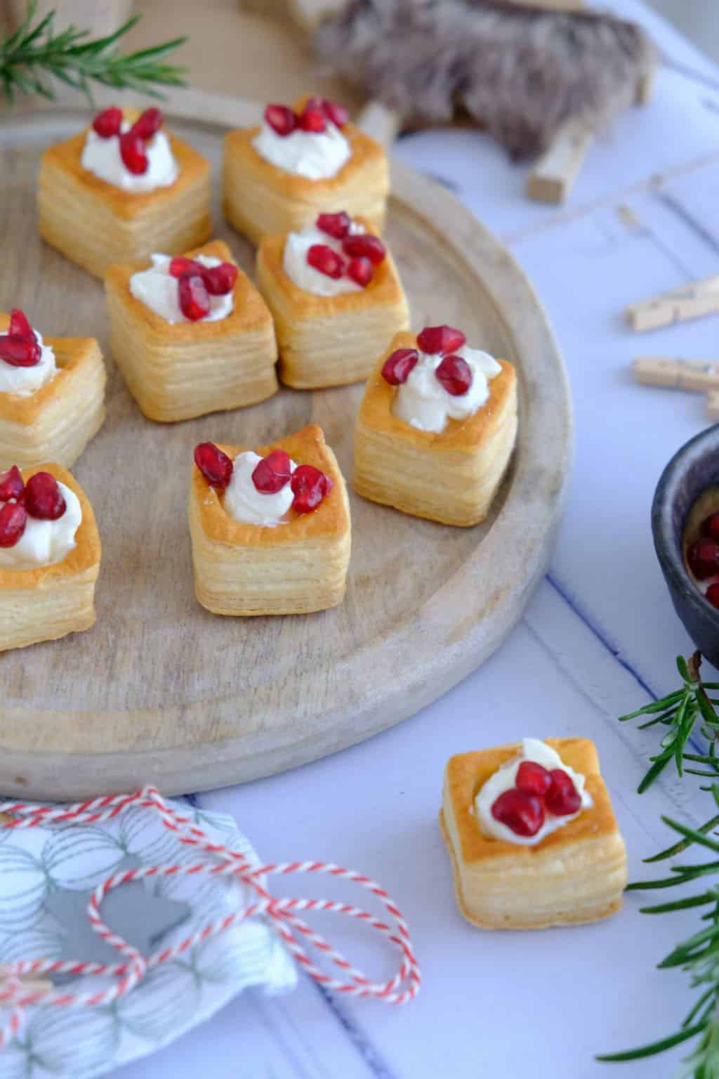 Mini pastei bakjes met roomkaas en granaatappelpitjes zijn een lekker hapje om het kerstdiner mee te starten.