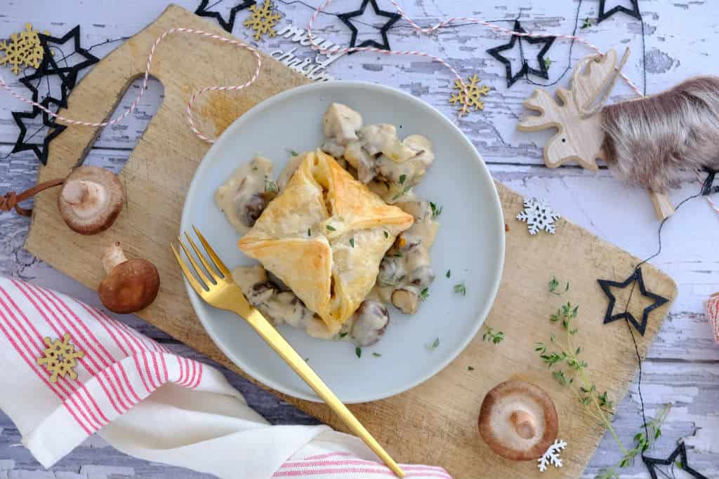 Varkenshaas in bladerdeeg met een champignon (truffel) saus is een kerst hoofdgerecht dat niet kan mislukken. Dit is een feestelijk vlees recept.