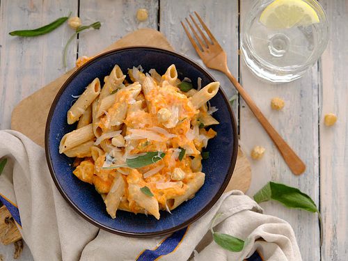 Pasta met pompoen en salie is een makkelijk pasta recept voor door de weeks. Het is ook een vegetarisch recept en staat binnen 20 minuten op tafel.