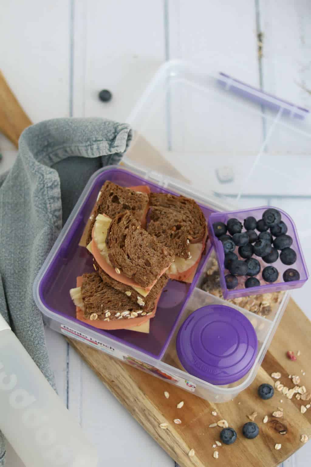 3 x vega lunchbox inspiratie voor kinderen met een vegan kip wrap met hummus, een pita pizza en een sandwich hawai. Makkelijke en snelle lunchrecepten.