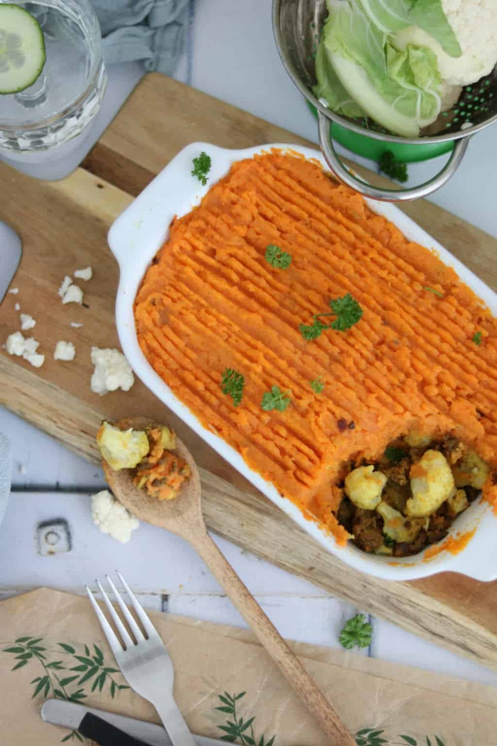 Ovenschotel met bloemkool en zoete aardappel. Dit ovenschotel recept heeft een Oosterse twist. Vervang het gehakt door linzen voor een vegetarisch gerecht.