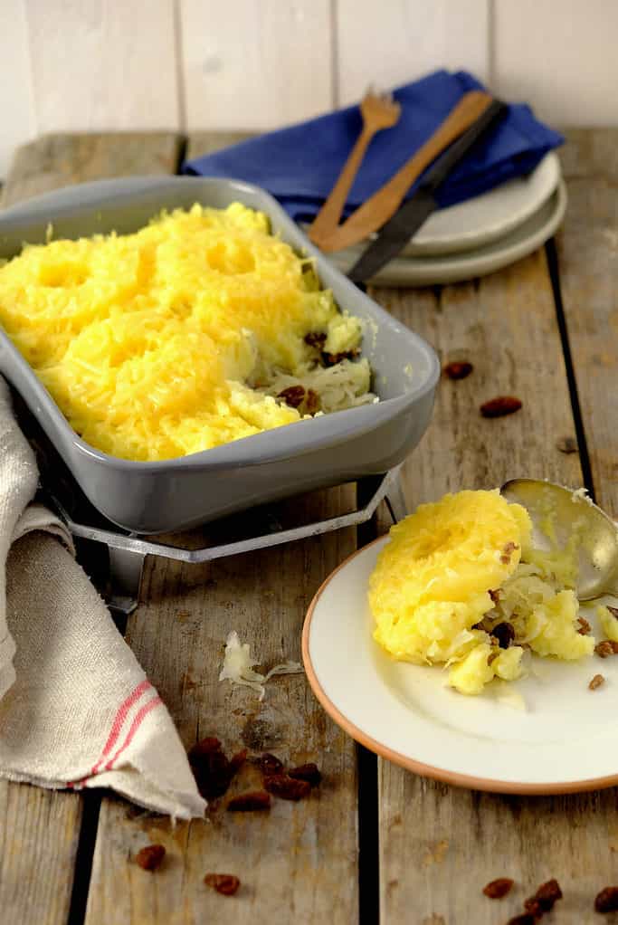 Een zuurkoolschotel met ananas, kaas en gehakt. Deze ovenschotel is makkelijk om te maken en ideaal om een dag eerder voor te bereiden. Klik op de foto om dit recept uit de oven te bekijken. #ovenschotel