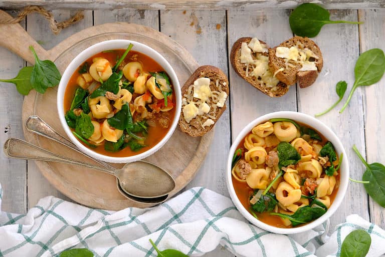Low-budget gerechten is een nieuwe categorie op de blog. Dit goedkope recept van tortellini soep met spinazie en worst past hier perfect bij. Een flink gevulde maaltijdsoep.